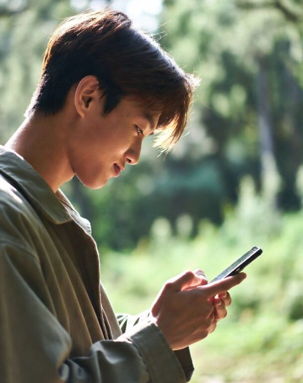 前屈みの姿勢　スマホの覗き込み